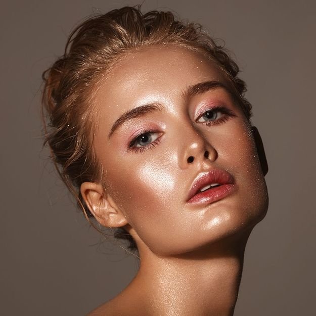 Champagne Highlight + Glossy Lips